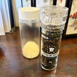 中国料理 温故知新 - 味変用ブラックペッパー&粉チーズ