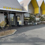 パンのトラ 志段味店 - 外観、駐車場は豊富、電子マネーok、イートイン可でコーヒー1杯無料