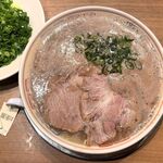 三代目 博多 だるま - ラーメン890円+国産万能ネギ130円