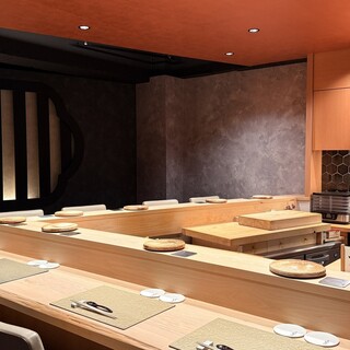 ゆっくりお寛ぎいただける和モダンの落ち着いた店内