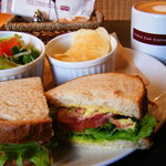 サンフランシスコ・ケーブルカー・コーヒー - ランチ：サンドイッチプレート（チップス、サラダ、ドリンク付き）800円