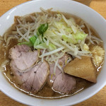 ラーメン二郎 - ラーメン 700円　麺半分・ヤサイ少なめ・ニンニク