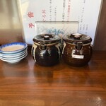 まぐろ亭 - テーブルセット、醤油が2種類あります。