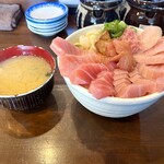 まぐろ亭 - 中とろ丼、味噌汁付き。
