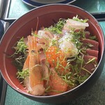 四季の喰い切り 利休 - 海鮮丼アップ　漬物とお味噌汁付き