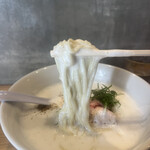 らーめんMAIKAGURA - スープが絡んだ麺リフト〜