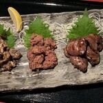 虎視眈々 - 肝焼きの3点盛り。レバー、せせり、ささみ、砂肝、ハツ、なんこつの6種あり