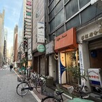 みやざわ - 外観・オレンジのオーニングが店。新橋駅銀座口より徒歩5分