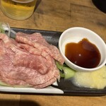 もつ焼き やまぴー - 馬刺し　723円