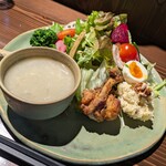 ベーカリーレストラン出口と入口 - まずの盛り合わせ！写真じゃわかりにくいけど、結構な量です！