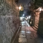 花しま - 石塀小路、夜。