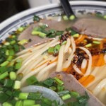蘭州拉麺店 火焔山 - ラー油増し。