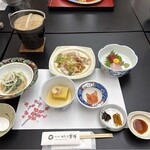 森の旅亭　マウント磐梯 - 写真は開始時です。これに煮物や茄子の味噌焼き、白米などが追加されます。