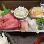 東所沢 大三元 - 刺身　中とろとイワシが美味しかった。右奥はカニのむき身