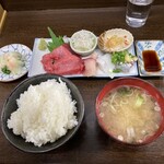 東所沢 大三元 - まずは刺身定食が揃った