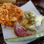 手打そば 由のや - 途中で出て来る桜海老かき揚げ