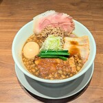 らーめん これこれ - 料理写真:当店おすすめの１杯、厳選した醤油を5種類ブレンドした醤油、魚介スープと合わせ背脂とメインとなるトロトロのソーキが入ったこれこれ（黒しょうゆ）