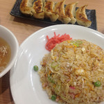 らーめん・ぎょーざ たつき - チャーハン 650円
      焼き餃子6個