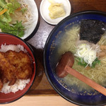 らーめん・ぎょーざ たつき - ソースカツセット 880円
      塩ラーメンとチキンカツ、サラダ、お新香