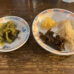 大龍ラーメン 小森野店 - セルフサービス 高菜、もやしナムル、茎ワカメの佃煮、ハリハリ漬け
