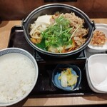 吉野家 - 料理写真:牛すき鍋膳899円、唐揚げ162円
