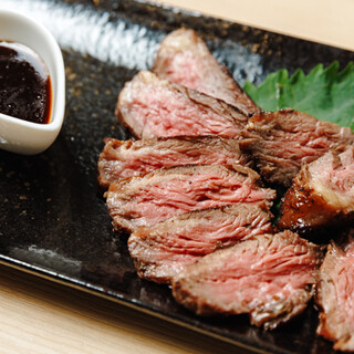多樣化的居酒屋菜單等著您！牛肋肉烤牛肉◎