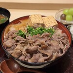 神楽桟 - 【限定】牛すき煮丼（シャインマスカット付き）¥1500