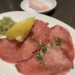 焼肉酒家 李苑 - タン塩と奥には牛脂