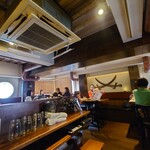 ダンチキンダン - 店内　降りた所からの座っている場所を