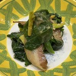 虎猫 toraneko - ほうれん草と干し肉の炒め物