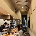 浜町かねこ - 一階はカウンター中心です