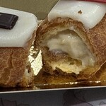 ラ･メゾン･デュ･ショコラ - 小ぶりの生地だけどサクッと美味しい甘さ控えめのクリームたっぷり、上のホワイトチョコ，キャラメルのような甘いクリーム美味しかったな〜 ハートのチョコはほんとに甘酸っぱいいちご味