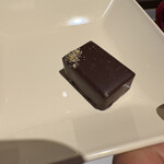 ラ･メゾン･デュ･ショコラ - 試食にいただいたチョコ　美味しくて迷った