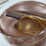 ラ･メゾン･デュ･ショコラ - 上を覆ってるたっぷりのチョコのフタをすくうと…