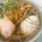 なぎちゃんラーメン - もり中華のスープ　子供の頃銭湯帰りに寄った屋台ラーメンで母に小皿に取り分けてもらったラーメンを思い出しました