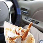 カフェ ステイゴールド - 横から見たジェラートキャラメルバニラ トッピングかわいい