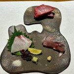 青森割烹 あずましく - 鮮魚のお造り（お皿は青森県のカタチ）