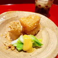 お料理 佐藤 - 平貝のフライは、強い繊維感が魅力。わけぎの酢味噌和えには、甘味要素として「柿」が入る