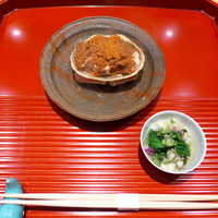お料理 佐藤 - 一品目は香箱蟹。洋梨と紫蘇の甘酢和えが添えられる