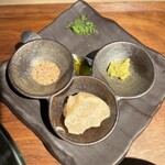 Tokyo Style Noodle ほたて日和 - 真ん中下から時計回りに、帆立カルパッチョ・鰹塩・トリュフオイル・わさび