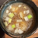 Tokyo Style Noodle ほたて日和 - つけ汁の中には帆立とわんたん、つくねが入っています。