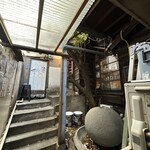 ごはんとお酒 イエゴリコ - 階段を上がって右側に玄関への入口