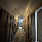 ごはんとお酒 イエゴリコ - 道路側からの入口を入って直ぐの通路を進む