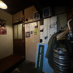 ごはんとお酒 イエゴリコ - 引戸を開けて玄関に入るとお店の入口のドア