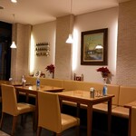 アジョワン - 店内は明るく広々。