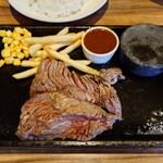 ステーキハウス ロッキー - レア状態で提供されて鉄板内の焼き石で追加熱するスタイル