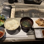 溫八炭火ガーデン - ホルモン定食ランチ