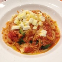 トラットリア グランボッカ - バジリコとモッツァレラのトマトソース（生パスタ）