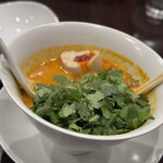 創作麺工房 鳴龍 - 担担麺、味付玉子、パクチー