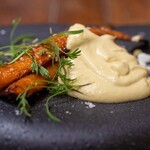 HAGI - 2026.1 薪で燻した地物人参 人参ソース 搾り立て牛乳から作ったチーズのパウダー 人参の芽